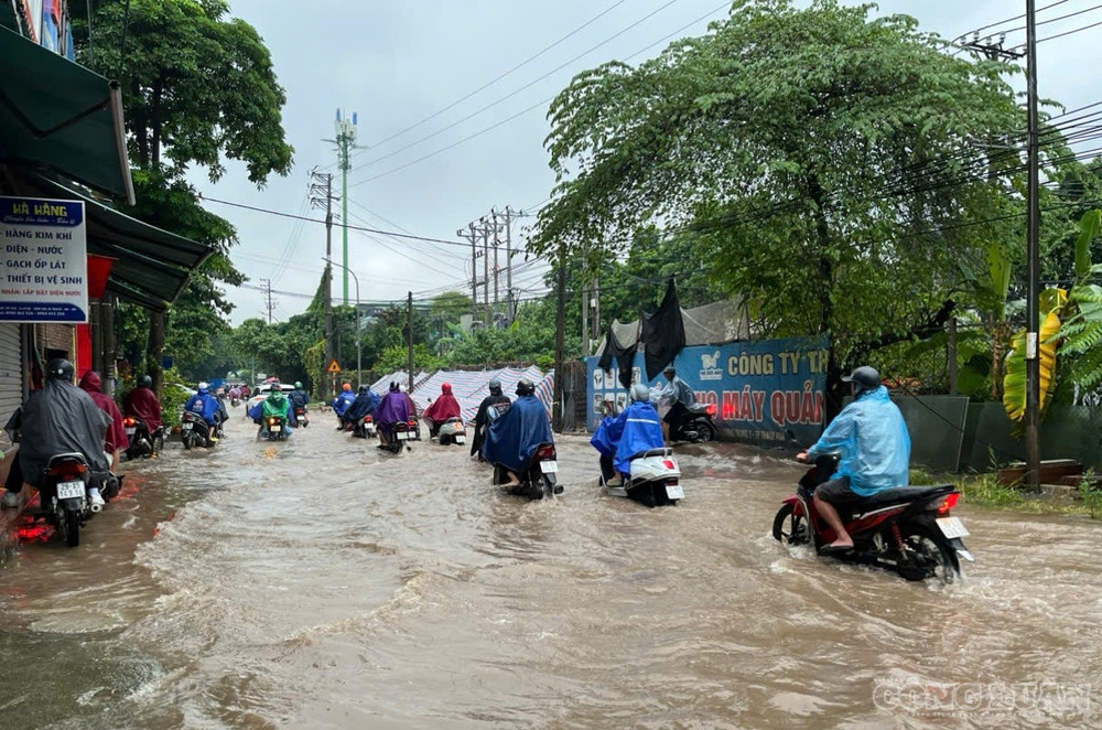 Nhiều tuyến đường trên địa bàn Thủ đô ngập nặng sau mưa lớn. clo_br_ngap-sau.jpg