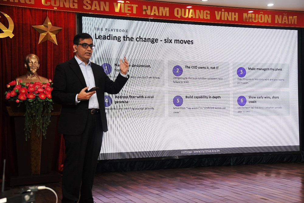 Chuyên gia Amit Sharma Kumar truyền đạt các nội dung về chiến lược, lãnh đạo và quản trị AI. word-ah5ynr-1355.jpg