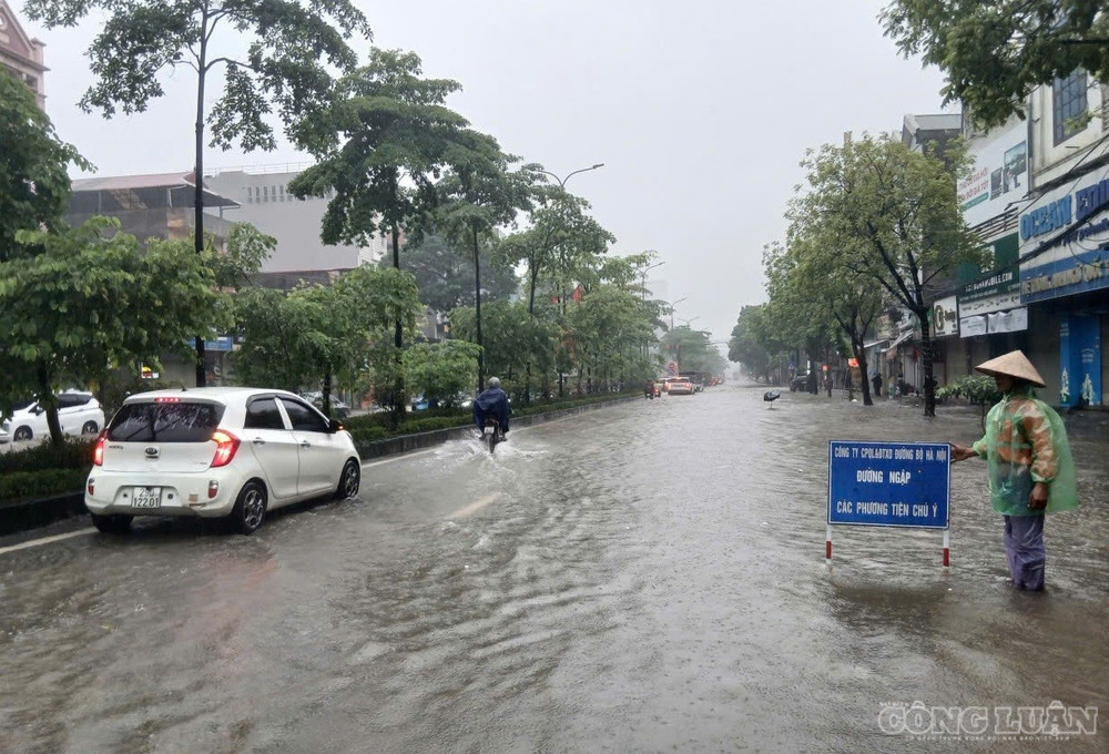 Quốc lộ 32 qua địa bàn xã Hoài Đức xuất hiện nhiều vị trí ngập sâu khiến phương tiện di chuyển khó khăn. clo_br_1789608227671-2015200945072323128-2015200945072323128-336ee7e5bbbcb0a5f00624bfb145ee72.jpg