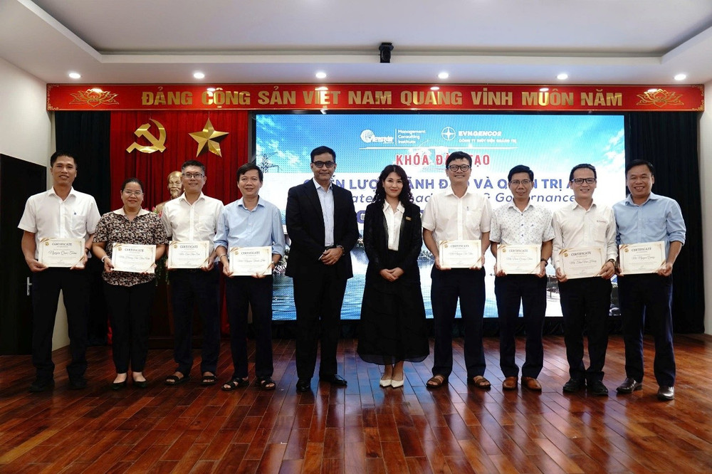 Trao chứng chỉ cho CBCNV hoàn thành khóa học word-ah5ynr-5621.jpg