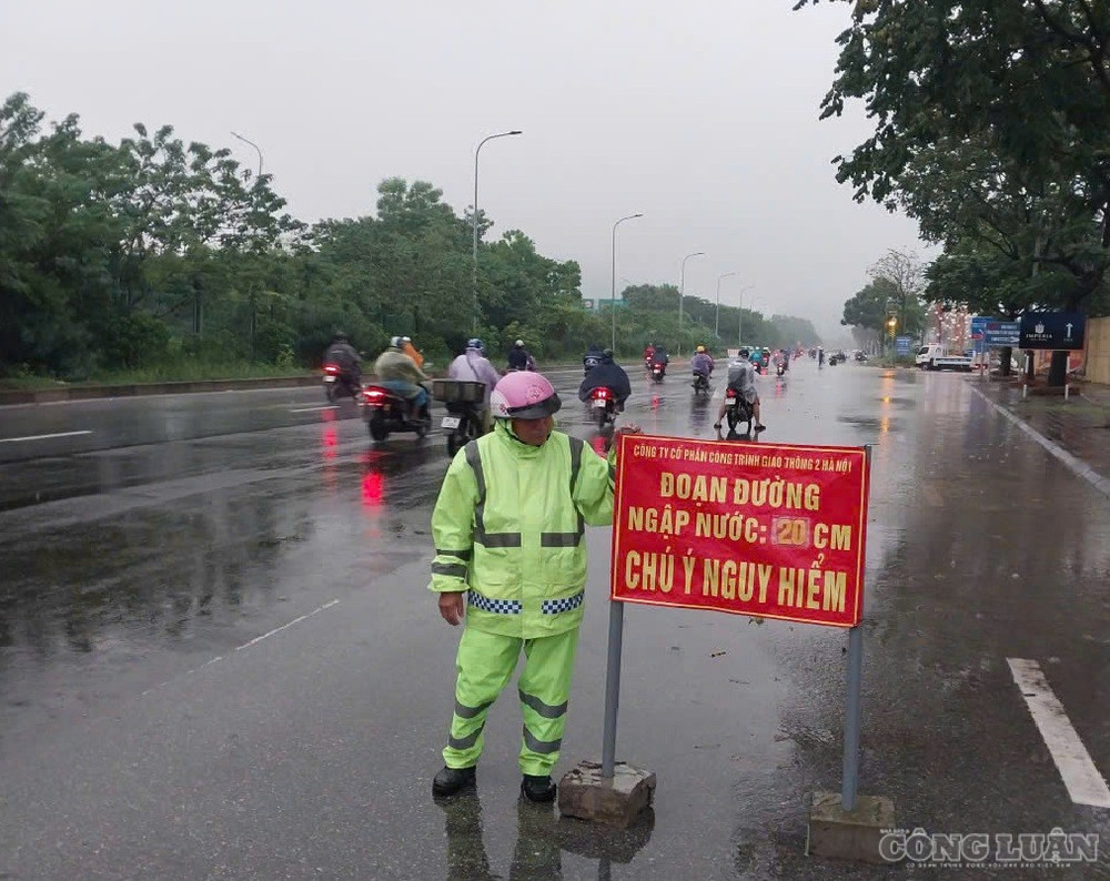 Đơn vị quản lý, duy tu đường bộ cảnh báo các vị trí ngập trên Đại lộ Thăng Long. clo_br_1789608505765-2015200945072323128-2015200945072323128-e833d4accaa07454a74b2c481c551bf9.jpg