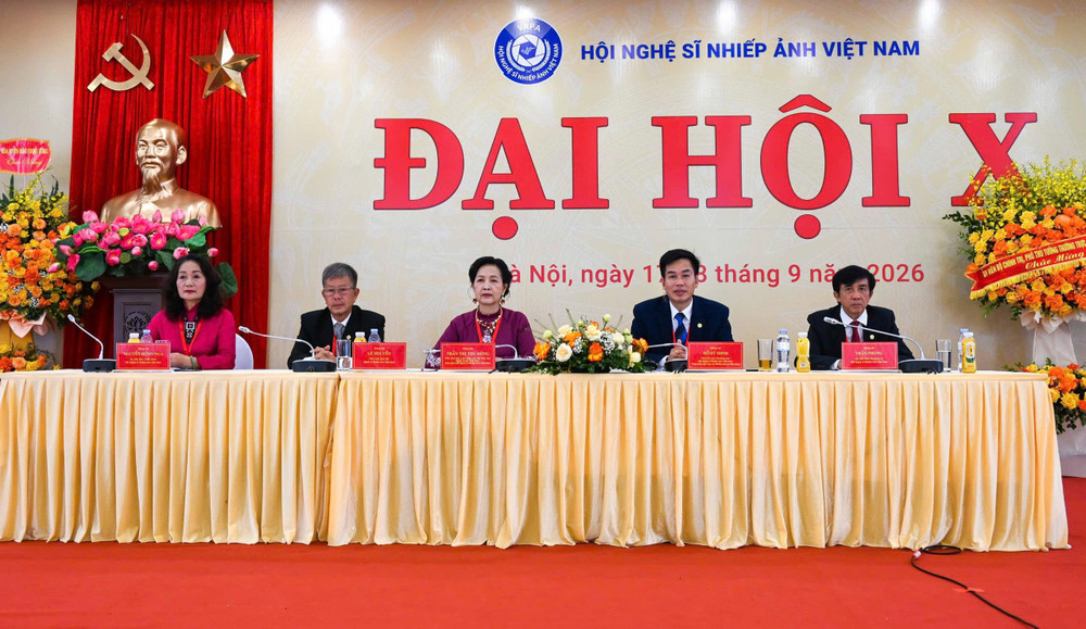 NSNA Trần Thị Thu Đông (thứ 3 từ trái qua) cùng các thành viên chủ toạ điều hành đại hội. Ảnh: BTC 1789702368404-7113950933739456837-g6951156732448015755-9ef801a0baac1b5ad8e212f96a836a08.jpg