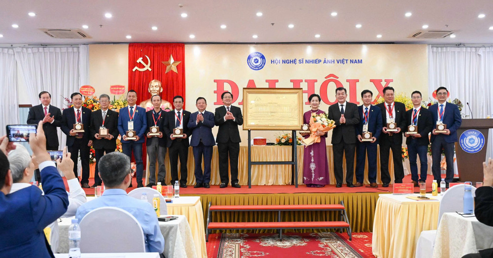Lãnh đạo Chính phủ và các ban, bộ, ngành tặng hoa chúc mừng các thành viên Ban Chấp hành Hội NSNA Việt Nam khóa X. Ảnh: BTC 1789702369622-7113950933739456837-g6951156732448015755-e9da86b3d18e5f29662fbb9318158eba.jpg