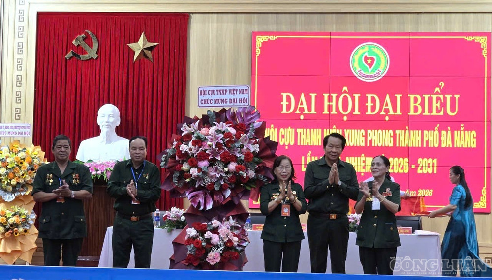 Chủ tịch Trung ương Hội Cựu TNXP Việt Nam Thân Đức Nam tặng hoa chúc mừng Đại hội. Ảnh: Thanh Hải clo_br_tnxp8.jpg