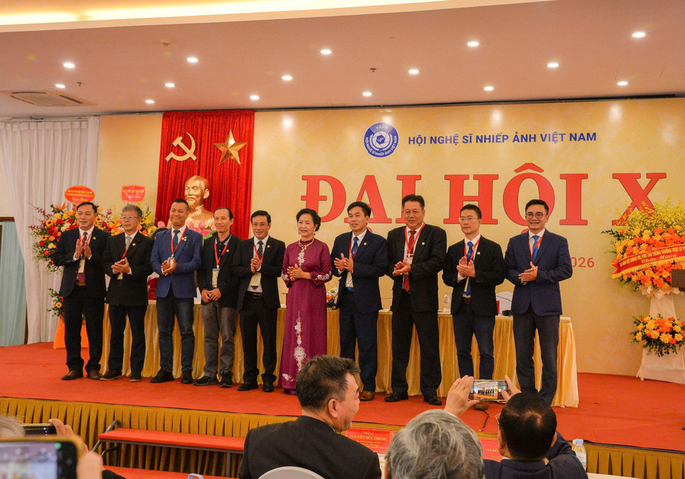 Các thành viên Ban Chấp hành Hội NSNA Việt Nam khóa X ra mắt đại hội. Ảnh: BTC 1789712292325-7113950933739456837-g6951156732448015755-a8e9606f98d12ae532b0a9e343a9c8cf.jpg