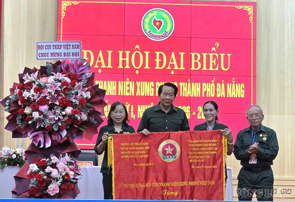 Chủ tịch Trung ương Hội Cựu TNXP Việt Nam Thân Đức Nam tặng bức trướng nhân dịp Đại hội đại biểu Hội Cựu TNXP thành phố Đà Nẵng lần thứ I. Ảnh: Thanh Hải clo_br_tnxp1.jpg