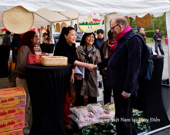 Tham tán Thương mại Việt Nam tại Thụy Điển (kiêm nhiệm Na Uy, Đan Mạch, Iceland và Latvia) Nguyễn Thị Hoàng Thúy (đứng giữa).