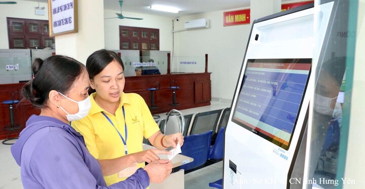 Người dân được hướng dẫn khi đến giải quyết thủ tục hành chính tại Trung tâm Phục vụ hành chính công