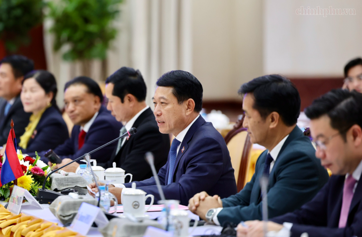 Phó Thủ tướng Thường trực Lào Saleumxay Kommasith đề nghị doanh nghiệp hai nước tiếp tục tăng cường hợp tác, cùng đầu tư, cùng phát triển - Ảnh: chinhphu.vn/Phương Nguyên