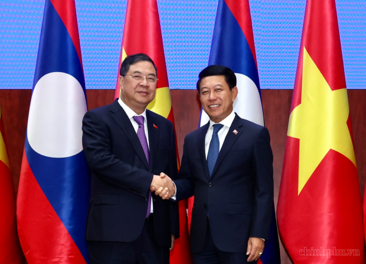 Phó Thủ tướng Thường trực Phạm Gia Túc và Phó Thủ tướng Thường trực Lào Saleumxay Kommasith - Ảnh: chinhphu.vn/Phương Nguyên