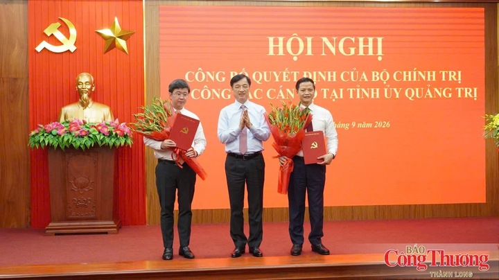Ủy viên Bộ Chính trị, Bí thư Trung ương Đảng, Trưởng Ban Tổ chức Trung ương Nguyễn Duy Ngọc trao quyết định của Bộ Chính trị điều động, phân công, chỉ định ông Vương Quốc Tuấn, Ủy viên Trung ương Đảng, giữ chức Bí thư Tỉnh ủy Quảng Trị