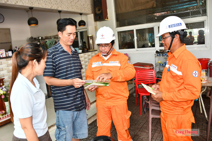 Nhân viên Công ty Điện lực Đất Đỏ tuyên truyền an toàn điện cho khách hàng trong mùa mưa bão.
