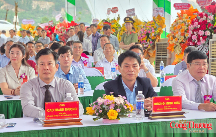 Ông Dương Minh Đức, Giám đốc Sở Công Thương tỉnh Gia Lai (áo sẫm màu) tại lễ khởi công.