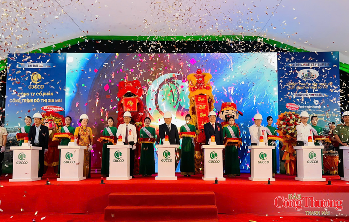 Các đại biểu thực hiện nghi thức khởi công.