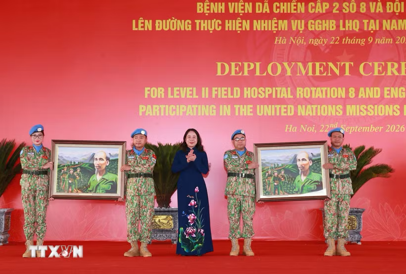 Phó Chủ tịch nước Võ Thị Ánh Xuân tặng bức tranh “Bác vẫn cùng chúng cháu hành quân” cho đại diện Bệnh viện dã chiến cấp 2 số 8 và Đội Công binh số 5.