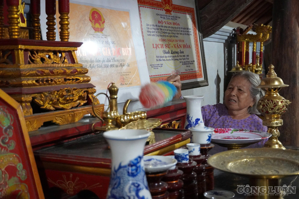 Nhiều năm qua, bà Nguyễn Thị Tý vẫn lặng lẽ quét dọn, chăm sóc từng khoảng sân, gian đình. Ảnh: Kim Long clo_br_4.jpg