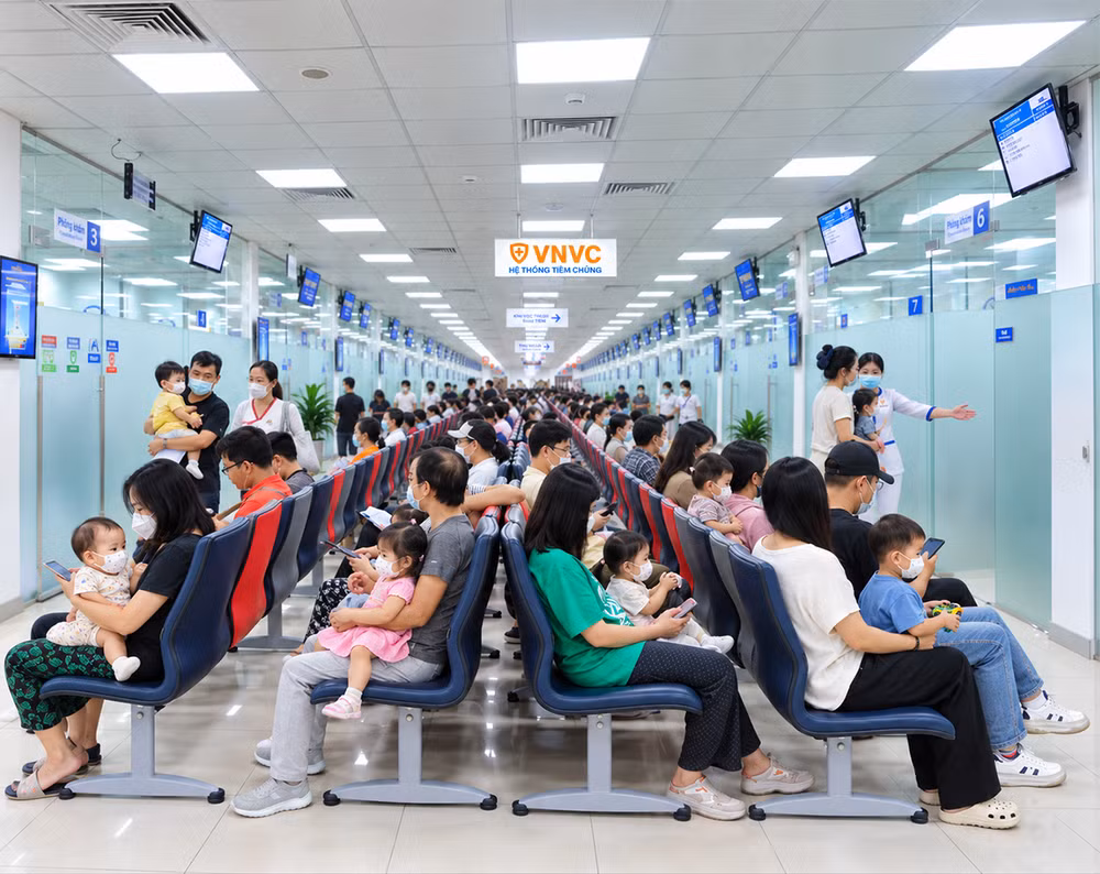 Các phụ huynh tranh thủ đưa con em đến các trung tâm VNVC trên toàn quốc để tiêm vắc xin tay chân miệng trong những ngày đầu ra mắt. Ảnh: Anh Tuấn Các phụ huynh tranh thủ đưa con em đến các trung tâm VNVC trên toàn quốc để tiêm vắc xin tay chân miệng trong những ngày đầu ra mắt. Ảnh: Anh Tuấn