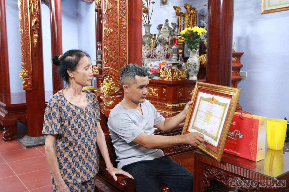 Người thân bên danh hiệu cao quý Đảng, Nhà nước ghi nhận những công lao của liệt sĩ Đinh Văn Kiên. Ảnh: Kim Long clo_br_3.jpg