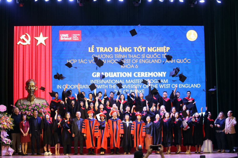 Học viện Ngân hàng trao bằng tốt nghiệp thạc sĩ quốc tế. Ảnh: BAV 480696396-1041390331357590-7014496260897998805-n.jpg
