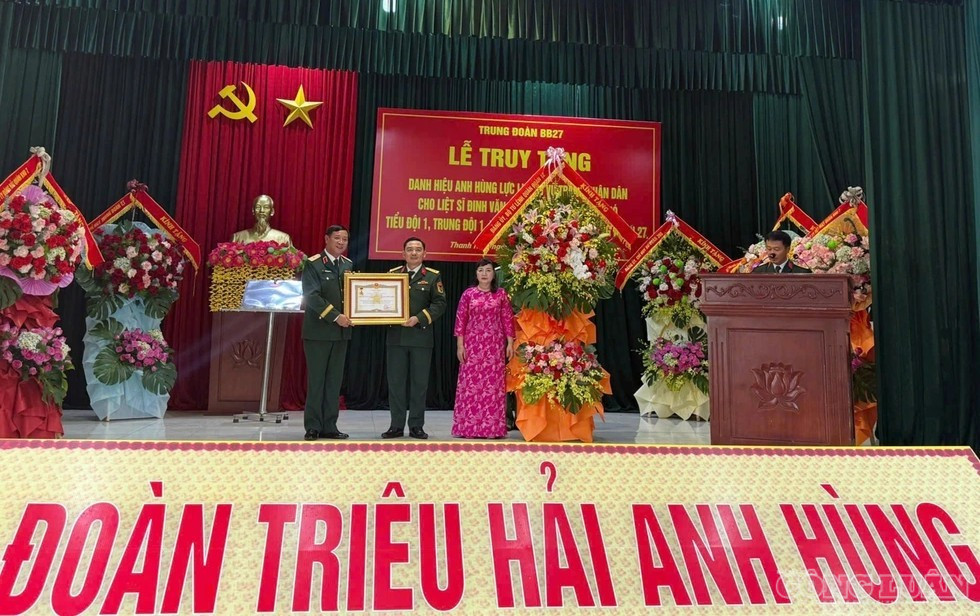 Thiếu tướng Nguyễn Thanh Tình, Phó Chính ủy Quân đoàn 12, trao danh hiệu Anh hùng Lực lượng vũ trang nhân dân đến gia đình liệt sĩ Đinh Văn Kiên (Ảnh: Bích Trang). clo_br_4.jpg