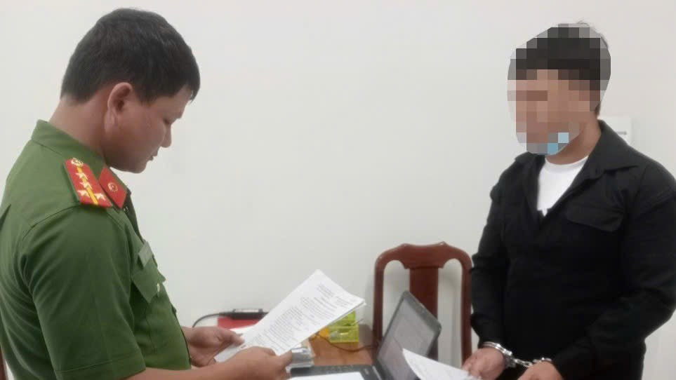Cơ quan điều tra thi hành các quyết định đối với Quách Thanh Long (Ảnh: Công an Vĩnh Long) img-8217.jpg