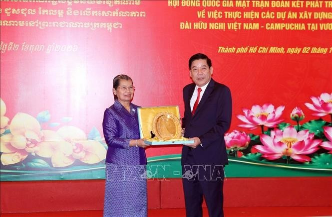 Bà Samdech Men Sam An trao tặng quà đối ngoại cho Thượng tướng Nguyễn Văn Gấu. Ảnh TTXVN. Bà Samdech Men Sam An trao tặng quà đối ngoại cho Thượng tướng Nguyễn Văn Gấu. Ảnh TTXVN.