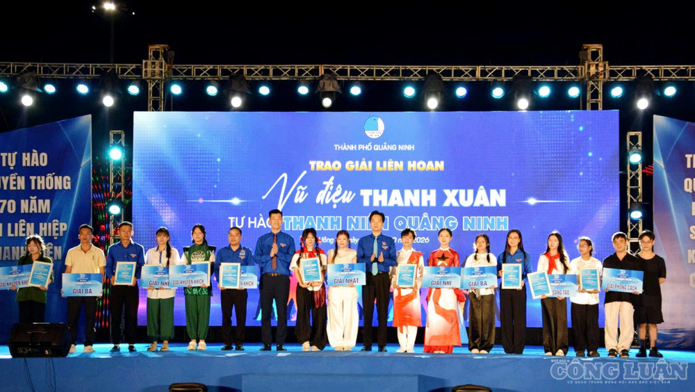 Ban tổ chức trao giải cho các đội thi đạt thành tích xuất sắc tại Liên hoan "Vũ điệu thanh xuân - Tự hào thanh niên Quảng Ninh". clo_br_anh-4-ky-niem-70-nam-hoi-lhtn-vn.jpg