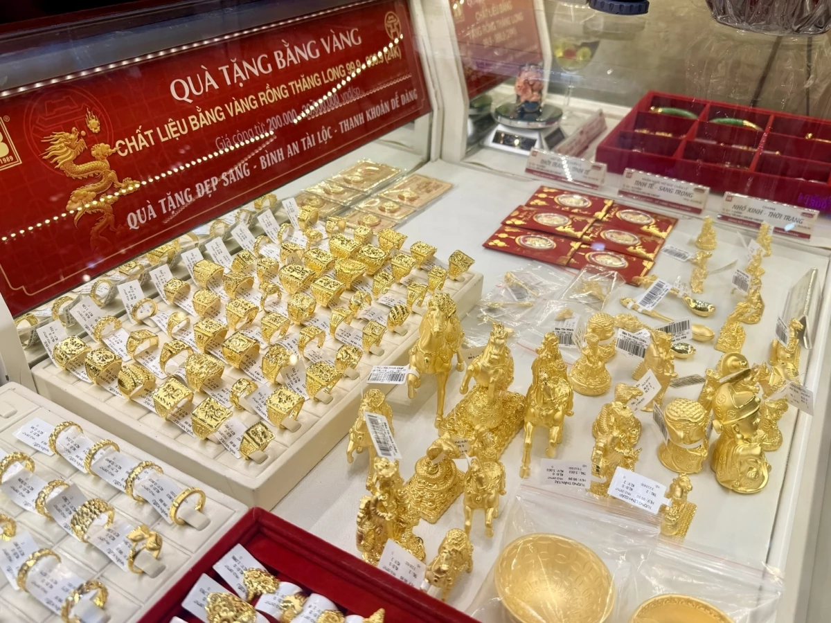 Giá vàng hôm nay: SJC giữ giá, vàng thế giới tìm lại sắc xanh Giá vàng hôm nay: SJC giữ giá, vàng thế giới tìm lại sắc xanh
