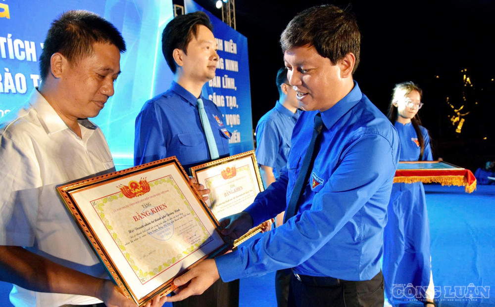 Lãnh đạo Trung ương Đoàn và Thành đoàn trao Bằng khen, vinh danh các cá nhân tiêu biểu trong phong trào thanh niên. clo_br_anh-6-ky-niem-70-nam-hoi-lhtn-vn.jpg