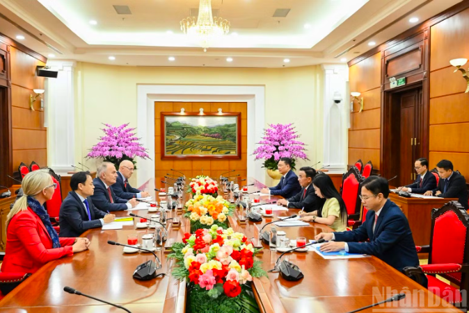 Hai bên nhất trí về năm định hướng hợp tác trong thời gian tới và tăng cường trao đổi đoàn các cấp và giữa các cơ quan tham mưu của hai Đảng. (Ảnh: DUY LINH)