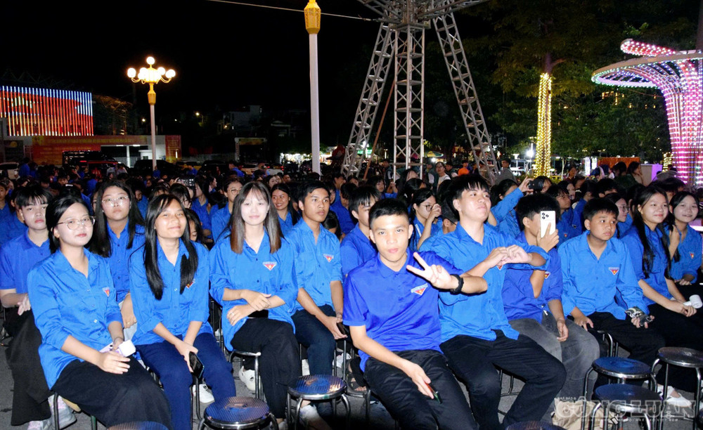 Đông đảo đoàn viên, thanh niên mặc áo xanh thanh niên Việt Nam hào hứng tham dự Chương trình kỷ niệm 70 năm Ngày truyền thống Hội LHTN Việt Nam tại thành phố Quảng Ninh. clo_br_anh-7-ky-niem-70-nam-hoi-lhtn-vn.jpg