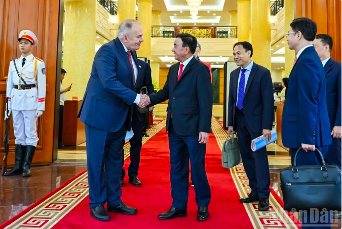 Thường trực Ban Bí thư Trần Cẩm Tú nhiệt liệt chào mừng Chủ tịch Thürmer Gyula và Đoàn đại biểu Đảng Công nhân Hungary, nhân dịp Đoàn thăm và làm việc tại Việt Nam. Ảnh: DUY LINH
