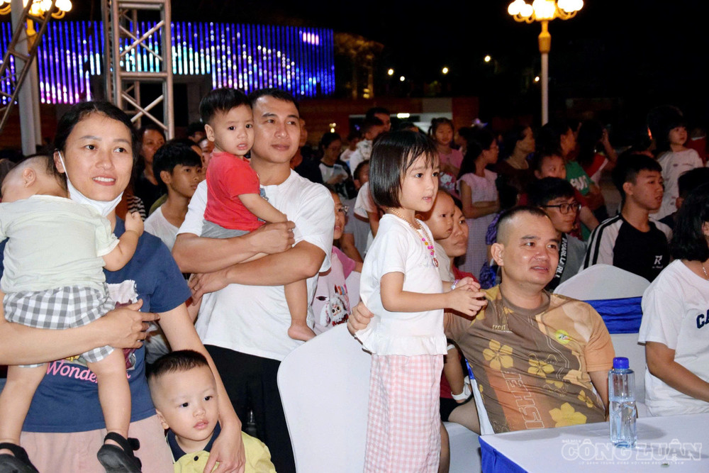 Rất nhiều gia đình cùng người thân tham dự và cổ vũ tại chương trình. clo_br_anh-3-ky-niem-70-nam-hoi-lhtn-vn.jpg