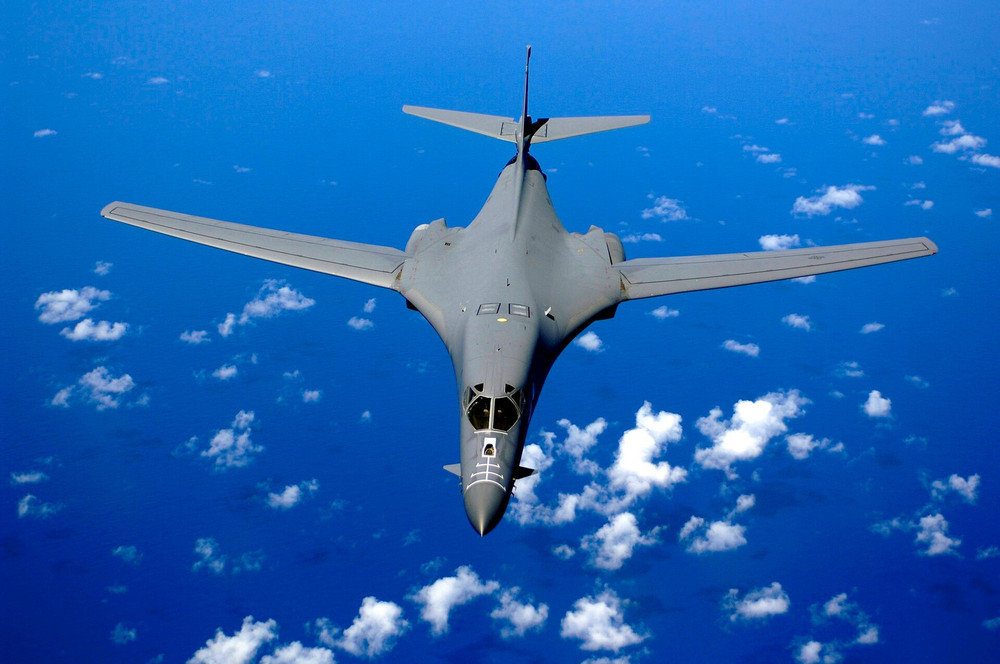 Một chiếc B-1B Lancer bay trên vùng trời Thái Bình Dương. Ảnh: United States Air Force b-1b-over-the-pacific-ocean.jpg