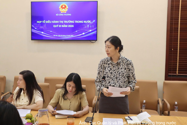Bà Lê Thị Hồng, Cục Quản lý và Phát triển thị trường trong nước báo cáo tại cuộc họp.