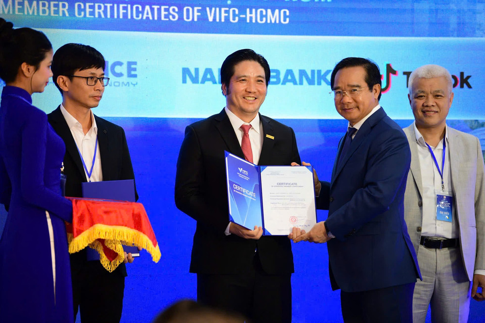 Ông Nguyễn Văn Được, Ủy viên Trung ương Đảng, Phó bí thư Thành ủy, Chủ tịch UBND TP.HCM - Phó Chủ tịch Hội đồng điều hành VIFC - HCMC trao Chứng nhận Thành viên chiến lược cho đại diện Nam A Bank - ông Trần Khải Hoàn, Thành viên HĐQT - Tổng giám đốc Nam A Bank. hinh.jpg