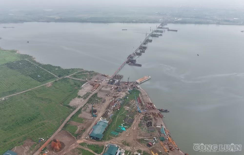 Hình ảnh các đơn vị thi công cầu Hồng Hà trên tuyến đường Vành đai 4. dji-20260428091853-0050-d.jpg