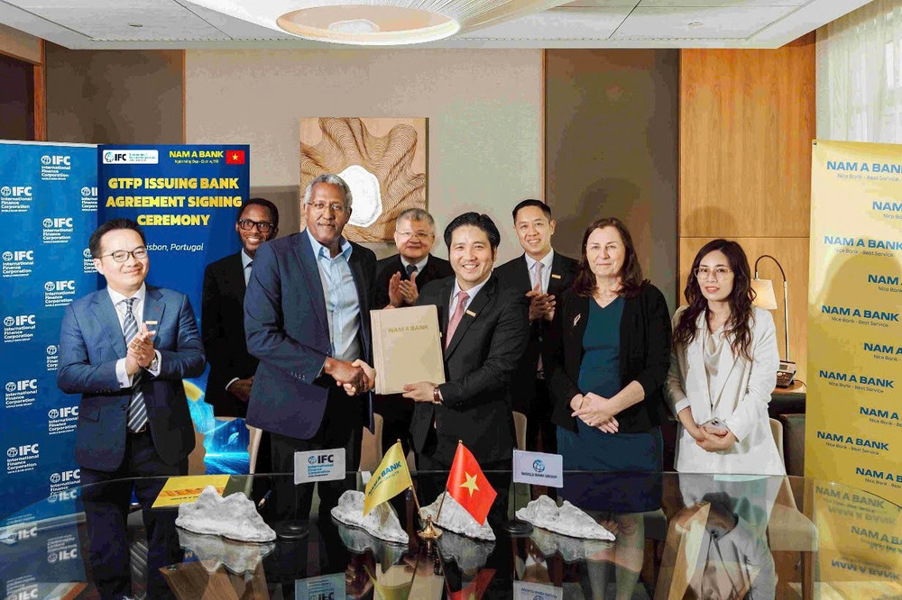 Nam A Bank ký kết hợp tác sâu rộng với Tổ chức tài chính quốc tế (IFC) tại thủ đô Lisbon (Bồ Đào Nha). hinh-5968.jpg