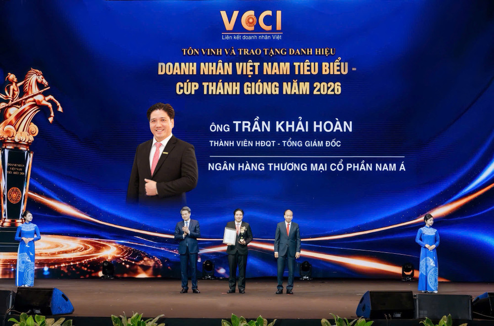 Ông Trần Khải Hoàn - Thành viên HĐQT, Tổng giám đốc Nam A Bank nhận danh hiệu “Doanh nhân Việt Nam tiêu biểu - Cúp Thánh Gióng năm 2026”. hinh-6277.jpg