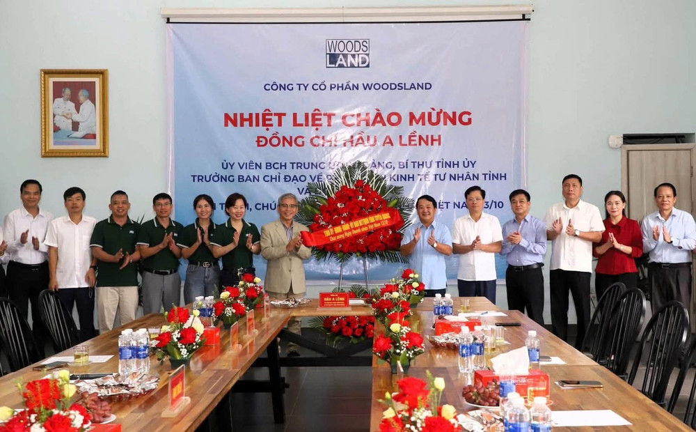 Bí thư Tỉnh ủy Hầu A Lềnh và các lãnh đạo tỉnh tặng hoa chúc mừng Công ty Cổ phần Woodsland. Ảnh: Cổng TTĐTTQ chuc-mung-cty-wood.jpg