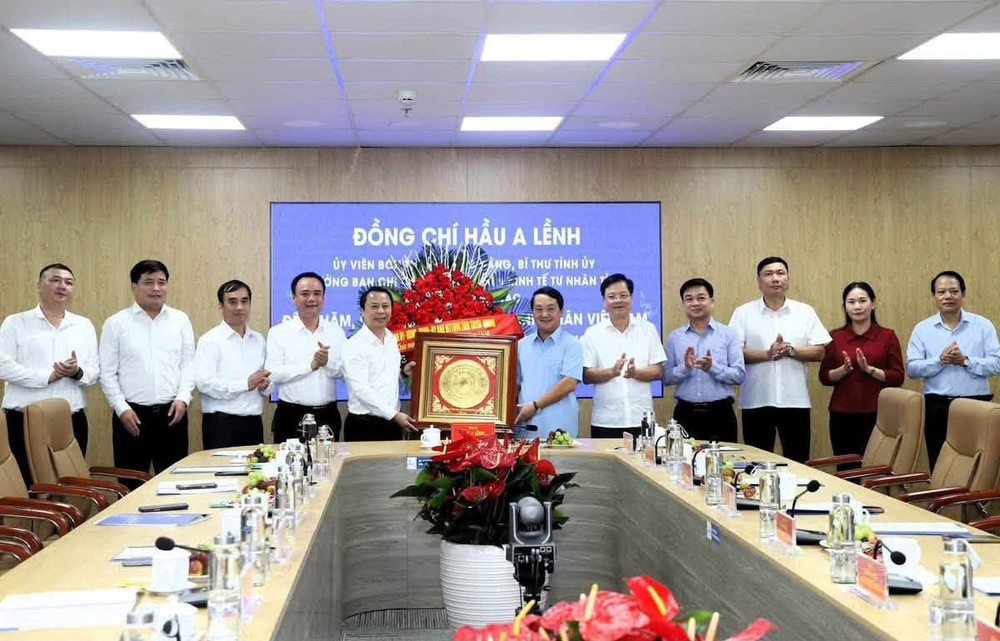 Bí thư Tỉnh ủy Tuyên Quang và Đoàn công tác thăm, chúc mừng Công ty Điện lực Tuyên Quang. Ảnh: Cổng TTĐTTQ bt-chuc-mung-dien-luc-tq.jpg
