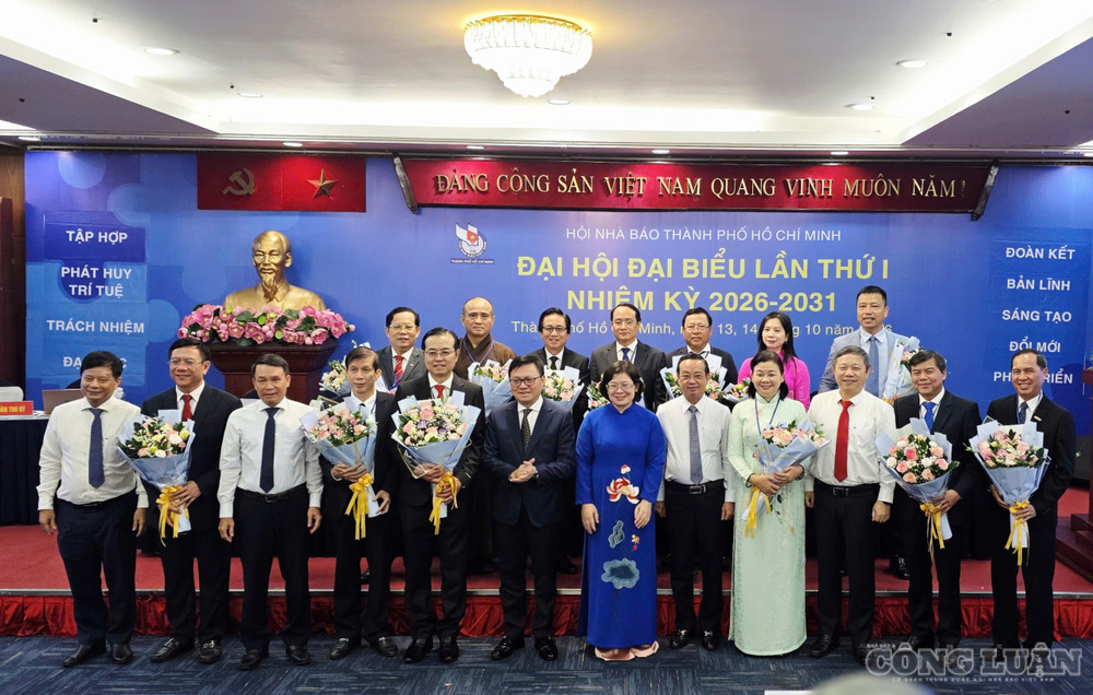 Lãnh đạo Hội Nhà báo Việt Nam tặng hoa chúc mừng Ban Chấp hành Hội Nhà báo TP.HCM khóa mới. Ảnh: Chính Kỳ. clo_br_8.jpg