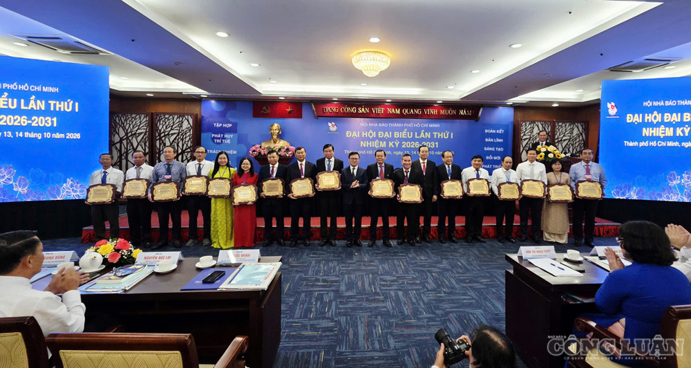 Chủ tịch Hội Nhà báo Việt Nam trao kỷ niệm chương “Vì sự nghiệp báo chí cách mạng Việt Nam” cho các nhà báo hội viên Hội Nhà báo TP.HCM. Ảnh: CK. clo_br_18.jpg