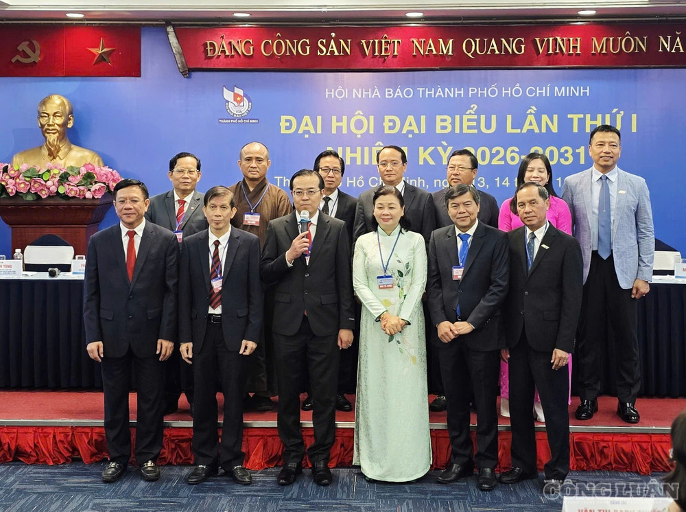 Đồng chí Lê Văn Minh (người cầm micro), Thành ủy viên, Tổng Giám đốc Cơ quan Báo và Phát thanh, Truyền hình TP.HCM được bầu làm Chủ tịch Hội Nhà báo TP.HCM nhiệm kỳ 2026-2031. Ảnh: Chính Kỳ. clo_br_3.jpg