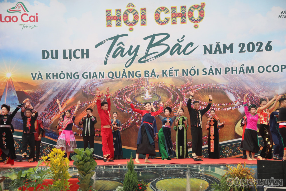 Tiết mục biểu diễn văn nghệ trong buổi khai mạc. clo_br_img-0194.jpg