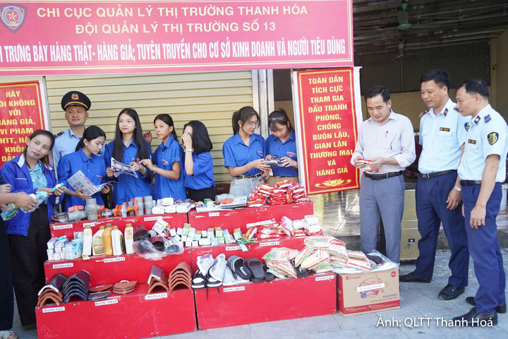 Đội Quản lý thị trường số 13 trưng bài hàng trăm sản phẩm thật - giả nhằm phổ biến kiến thức cho người dân, hộ kinh doanh.