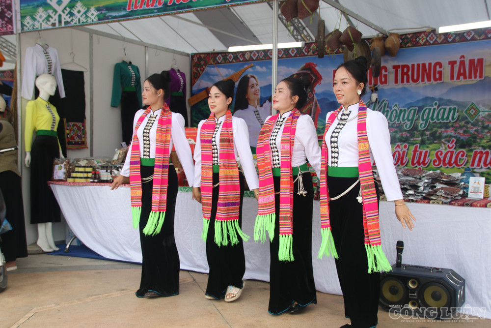 Những làn điệu dân ca được trình diễn ngay tại các gian hàng, góp phần quảng bá bản sắc văn hóa Tây Bắc tới người dân và du khách. clo_br_img-0028.jpg