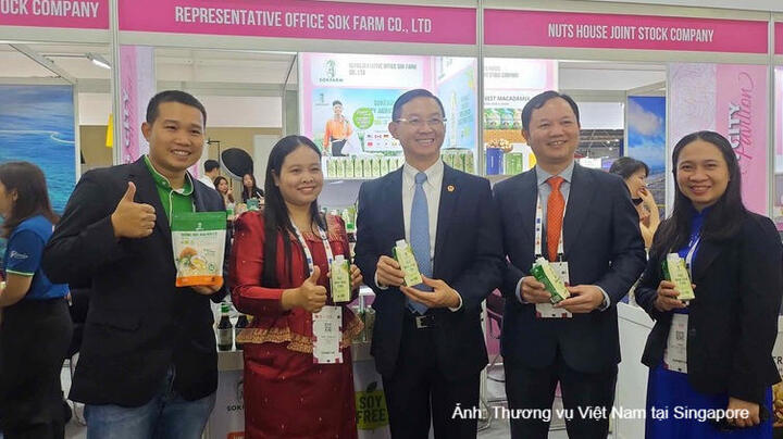 Đại sứ Trần Phước Anh và Tham tán Cao Xuân Thắng thực hiện hoạt động xúc tiến thương mại hàng Việt Nam tại gian hàng Việt Nam FHA 2026 Singapore.