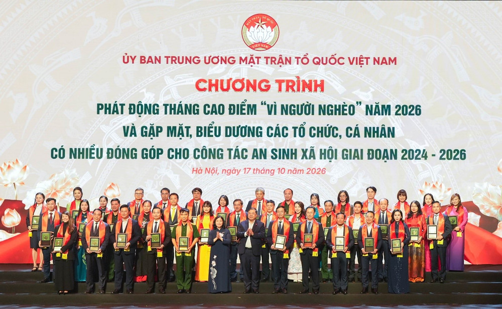 Đồng chí Bùi Thị Minh Hoài - Ủy viên Bộ Chính trị, Bí thư Trung ương Đảng, Chủ tịch Ủy ban Trung ương MTTQ Việt Nam và đồng chí Phạm Gia Túc - Ủy viên Bộ Chính trị, Phó Thủ tướng Thường trực Chính phủ vinh danh 23 tập thể tổ chức tín dụng thuộc ngành Ngân hàng và các đại biểu tại Chương trình
