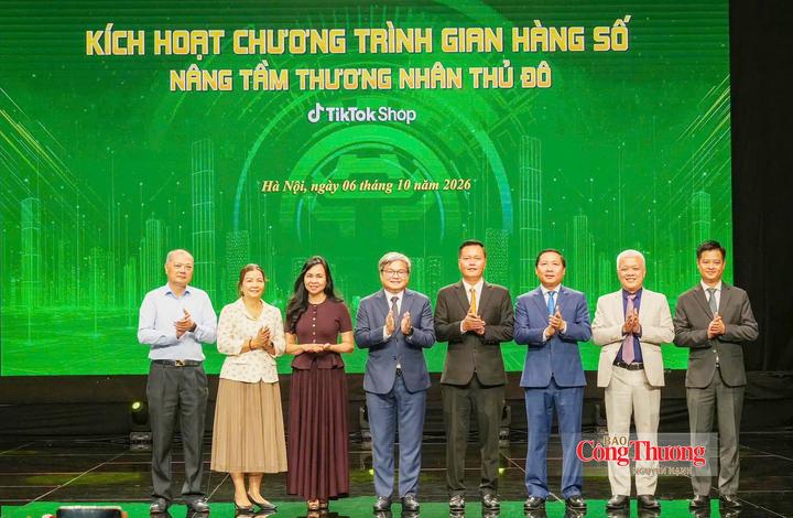 Các đại biểu kích hoạt khai chương trình “Gian hàng số - nâng tầm thương nhân Thủ đô”.